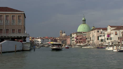 Venedig-Italien-Vaporetto-Am-Canal-Grande