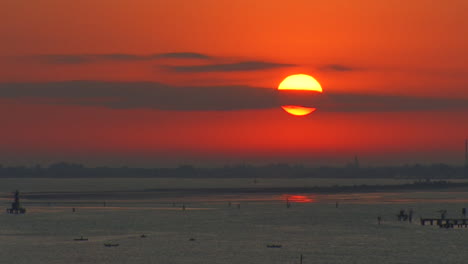 Italien-Wolkenstreifen-über-Der-Aufgehenden-Sonne-Am-Eingang-Zur-Lagune-Von-Venedig