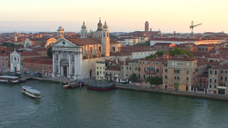 Italien-Vorbei-An-Der-Kirche-In-Venedig-Bei-Sonnenaufgang