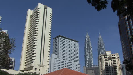Kuala-Lumpur,-Malasia,-Edificios,-Y,-Cielo-Azul