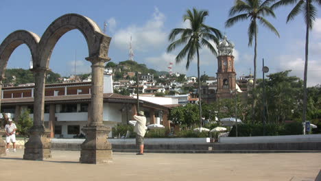 Mexiko-Puerto-Vallarta-Bögen-und--Kirche