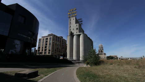 Parque-De-Las-Ruinas-Del-Molino-De-Minneapolis-Minnesota-Con-Pasarela