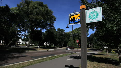 Minneapolis-Minnesota-River-Straßenschild-und-Straße-Mit-Autos