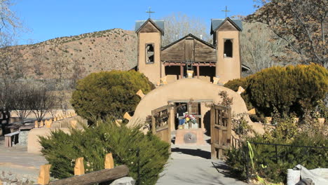 Iglesia-De-Chimayo-Nuevo-México-A-Través-De-La-Puerta