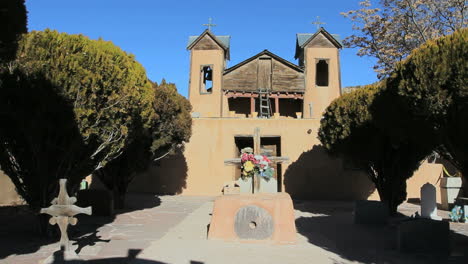 Vista-Frontal-De-La-Iglesia-De-Peregrinación-De-Chimayo-Nuevo-México
