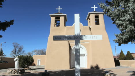 New-Mexico-Ranchos-De-Taos-Großes-Kreuz-und-Kirche