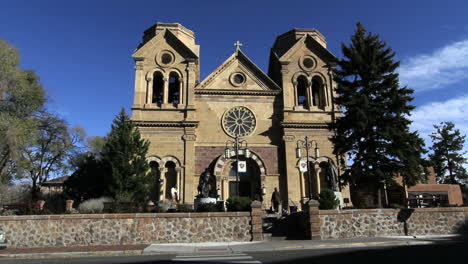 Santa-Fe,-Nuevo-México,-Catedral,-Gente,-Subir,-Escalones