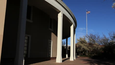 Santa-Fe-New-Mexico-Statehouse-Mit-Fahne