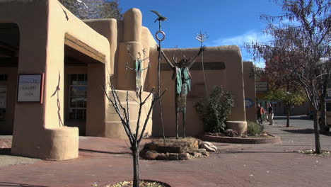 Santa-Fe-New-Mexico-sculpture-on-corner