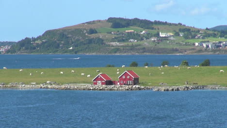 Stavanger-Norwegen-Hogsfjordens-Mit-Einem-Roten-Haus