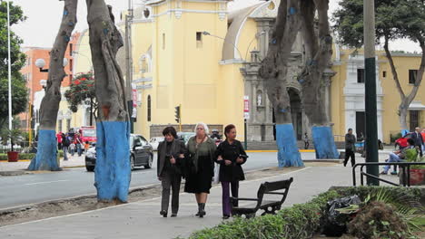 Lima-Peru-Barranco-District-sidewalk-women
