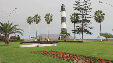 Faro-De-Miraflores-En-Lima,-Perú-En-El-Parque