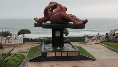 Lima,-Perú,-Miraflores,-Estatua-De-Los-Enamorados-Junto-Al-Mar.