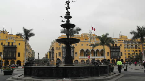 Lima-Peru-Plaza-Bürgermeister-Tauben-Fliegen