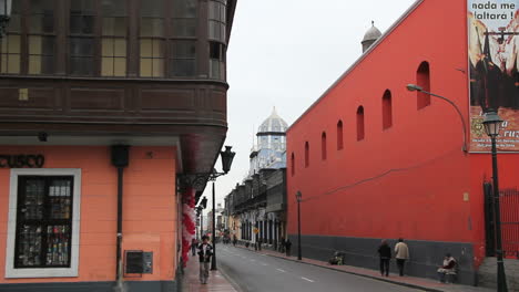 Lima,-Perú,-Edificios-De-Colores-Brillantes-En-El-Centro-De-La-Ciudad.