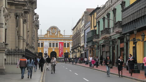 Lima,-Perú,-Ciudad-Central-Con-Peatones.