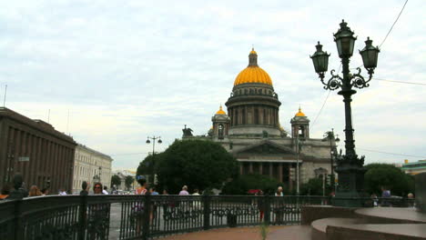 St.-Petersburg-Russland-St.-Issacs-Kirche-und-Laternenpfahl