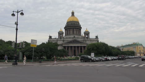 San-Petersburgo,-Rusia,-La-Iglesia-De-San-Isaac-Y-Farola