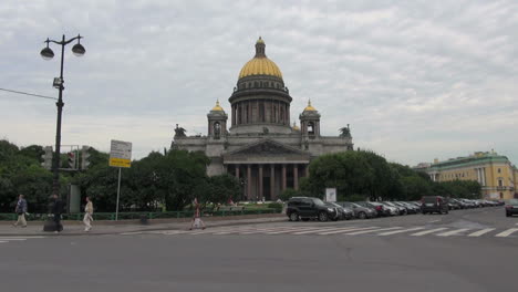 St-Petersburg-Russia-St-Issacs-church-and-lamppost