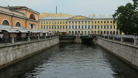 San-Petersburgo,-Rusia,-Río-Y-Edificio-Amarillo.
