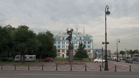 St-Petersburg-Russland-Statue-und-Gebäude