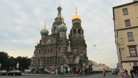 San-Petersburgo,-Rusia,-Escena-De-Una-Calle-Y-La-Iglesia-De-La-Sangre-Derramada