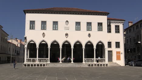 Koper-Slowenien-Tito-Plaza-Zoomt-Auf-Gebäude-Mit-Bögen