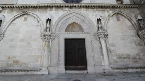 Puerta-De-La-Iglesia-De-Cobre-Eslovenia