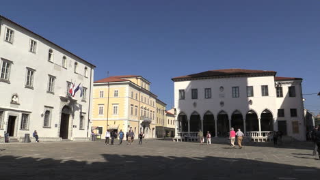 Koper-Slowenien-Schlendert-über-Den-Tito-Plaza