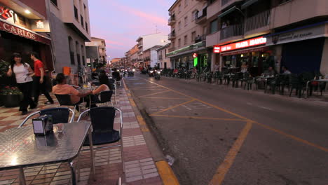 Calzada-De-Calatrava-Spanien-Motorräder-Rauschen-Die-Straße-Hinunter