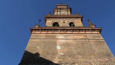Carmona-España-Mirando-Hacia-La-Torre-De-La-Iglesia-Del-Siglo-XIX.