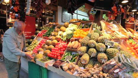 Madrid-Spanien-Markt-Mit-Mann-und-Obst