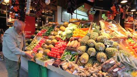 Madrid-España-Mercado-Con-Hombre-Y-Fruta.