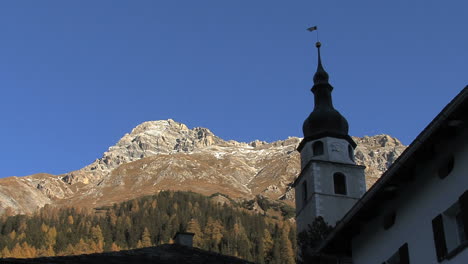 Campanario-Y-Pico-De-La-Iglesia-De-Suiza