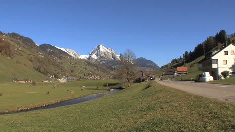 Suiza-Carretera-A-Través-Del-Valle