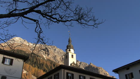 Suiza-árbol-En-Spulgen