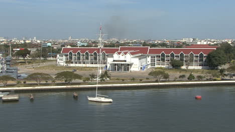 Tailandia-Edificio-Rojo-Por-El-Río-Chao-Phraya