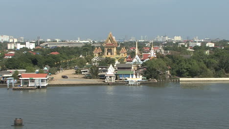 Thailand-temple-by-Chao-Phraya-River
