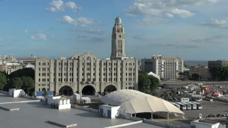 Uruguay-Montevideo-Gebäude-und-Zelt
