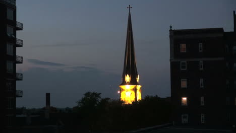 Milwaukee-Kirchturm-Nacht