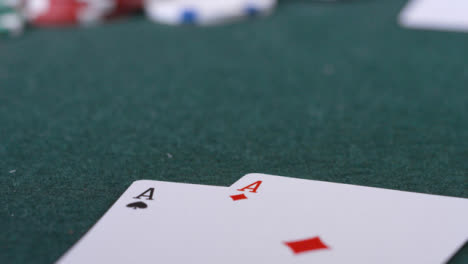 Extreme-Nahaufnahme-Eines-Pokerspielers,-Der-All-In-Geht-und-Pocket-Asse-Aufdeckt