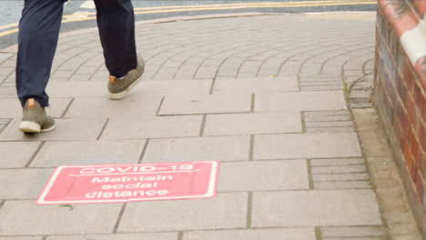 Kamerafahrt-über-Social-Distancing-Schild-Auf-Dem-Boden-On