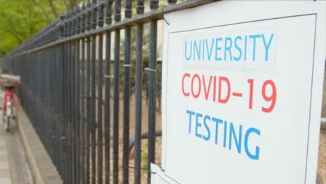 Nahaufnahme-Von-Covid-19-Testing-Center-Schild-Auf-Metallgeländer