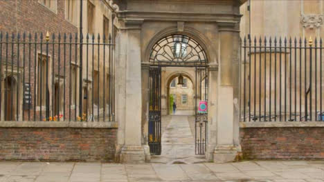 Tiro-De-Seguimiento-Pasada-La-Entrada-Del-Peterhouse-College