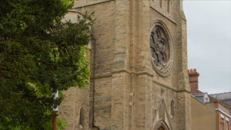 Kippschuss-Mit-Blick-Auf-Emmanuel-Vereinigte-Reformierte-Kirche