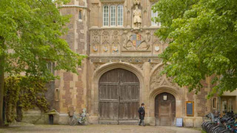 Tiro-Inclinado-Mirando-Hacia-El-Trinity-College