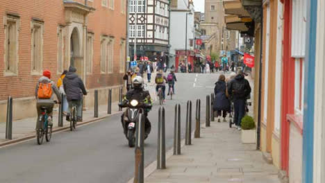 Seguimiento-Derribado-Por-Una-Calle-Muy-Transitada-Con-Ciclistas-Y-Peatones