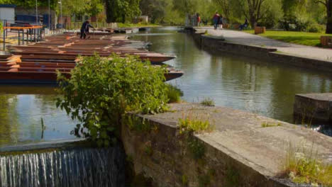 Kippschuss-Von-Gondeln,-Die-Auf-Der-Flusskamera-Sitzen