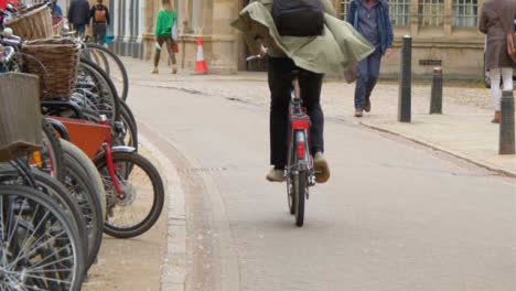 Tiro-De-Seguimiento-Al-Otro-Lado-De-La-Calle-Mientras-Los-Ciclistas-Pasan