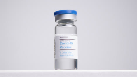 Kamerafahrt-Aus-Niedrigem-Winkel-Nähert-Sich-Covid-19-Impfstofffläschchen